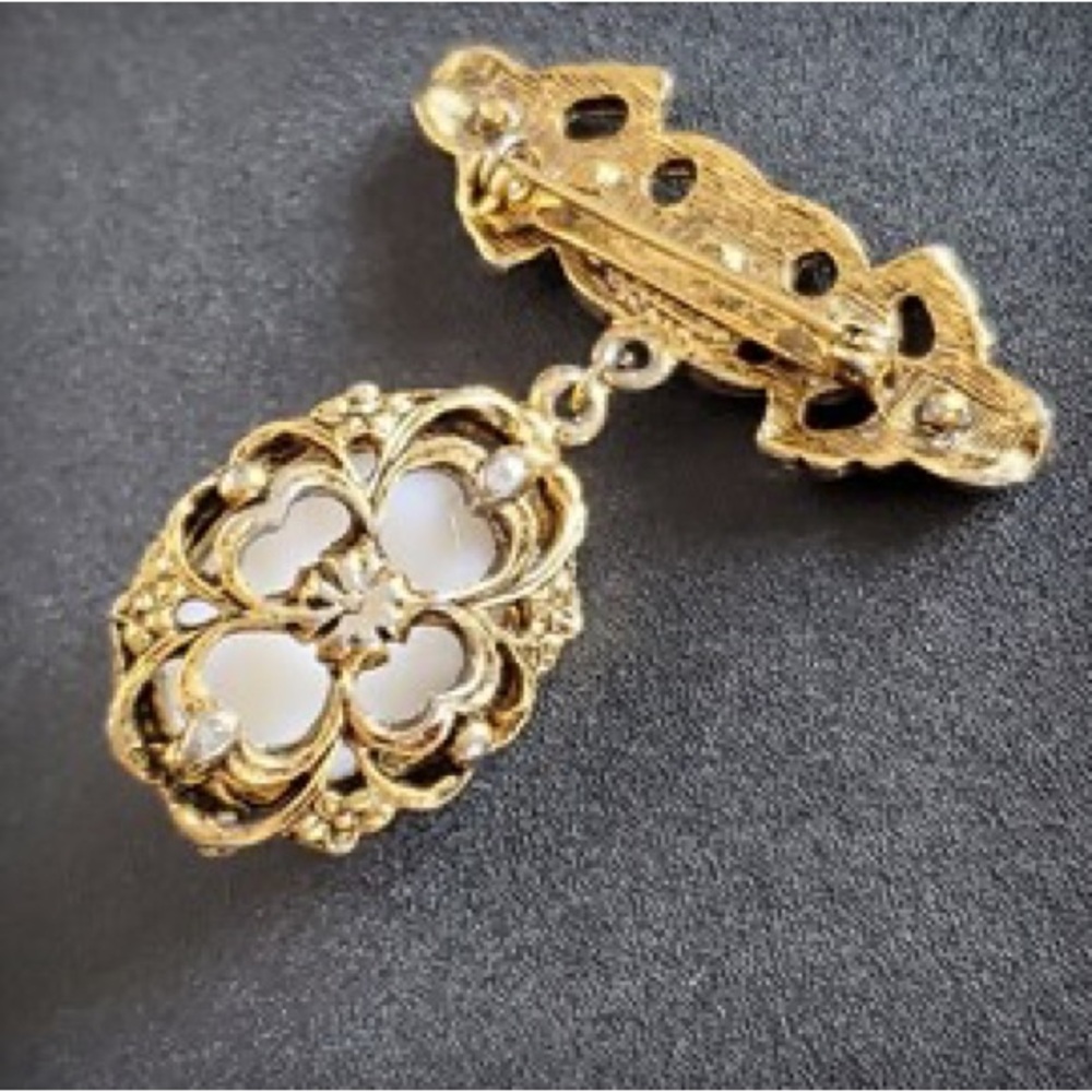 Baroque Pearl Dangle Brooch - Picture 2 of 7